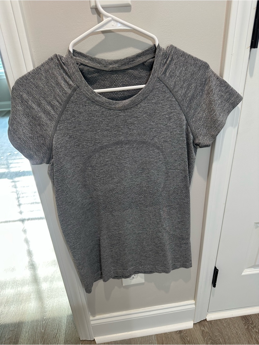 lululemon athletica Women's Short Sleeve Heather Gray Tee